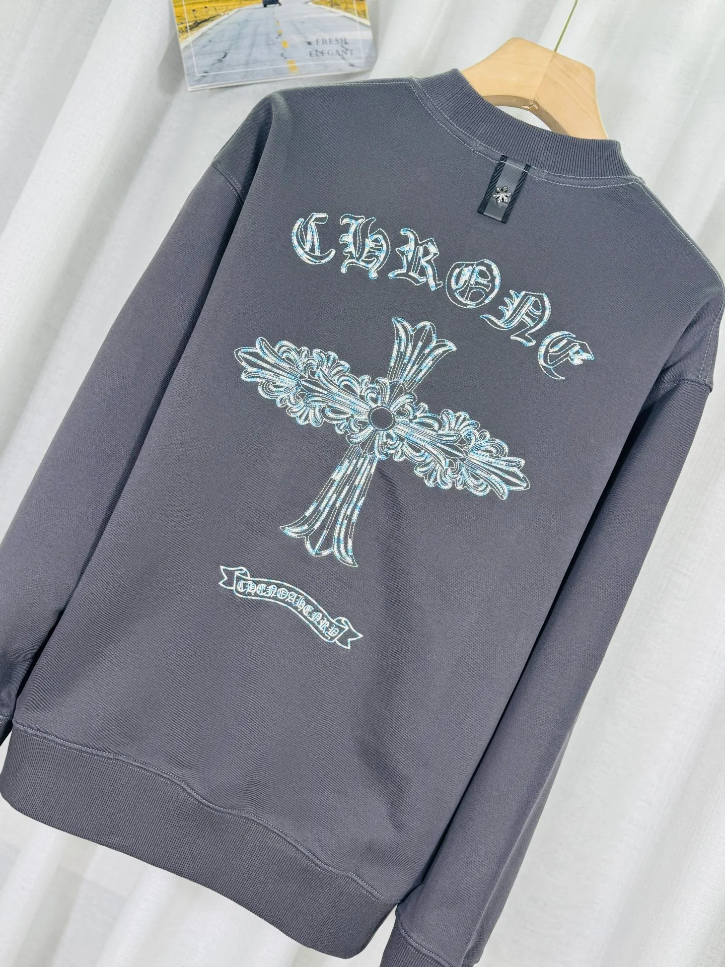 P240 top version, real shot without P, ​​different from market currency) 𝗖𝗵𝗿𝗼𝗺𝗲 𝗛𝗲𝗮𝗿𝘁𝘀/Cro Heart 2025 washed patch embroidery autumn and winter new original single counter American laser burnt 3D three-dimensional color embroidered couple casual sweatshirt 👑The highest version! Customized fabric 430g tripe terry fabric! American acid-washed and distressed original fabric laser burnt ✟appliqué embroidery and exquisite embroidery of letters! The best-selling model in the counter, very comfortable to wear. Accessories: original molded and authenticated collar label➕100% silk wash label. Genuine purchase-grade original hangtag➕matching hanging rope➕3D hanging beads➕original packaging bag. Craftsmanship: The original version has consistent wiring! The highest version of the armhole matching technique! Color: Gray Black Size: S M L XL Style No.: 9302